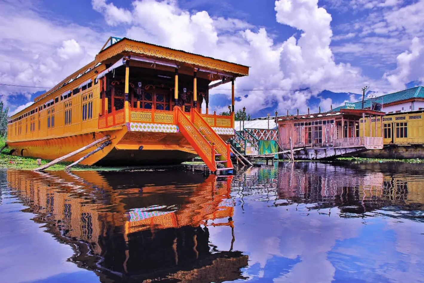 Deluxe Houseboat Dal Lake